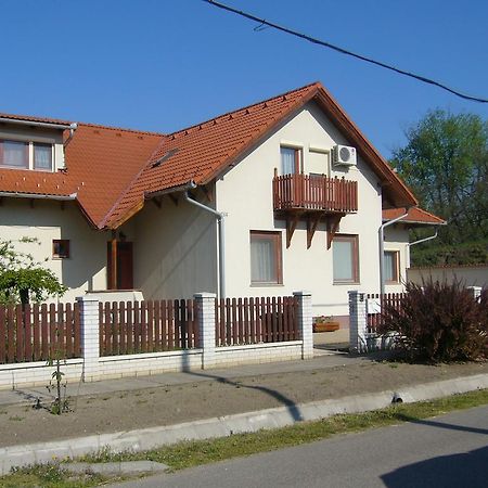 Csipkehaz Apartman Cserkeszőlő Екстериор снимка