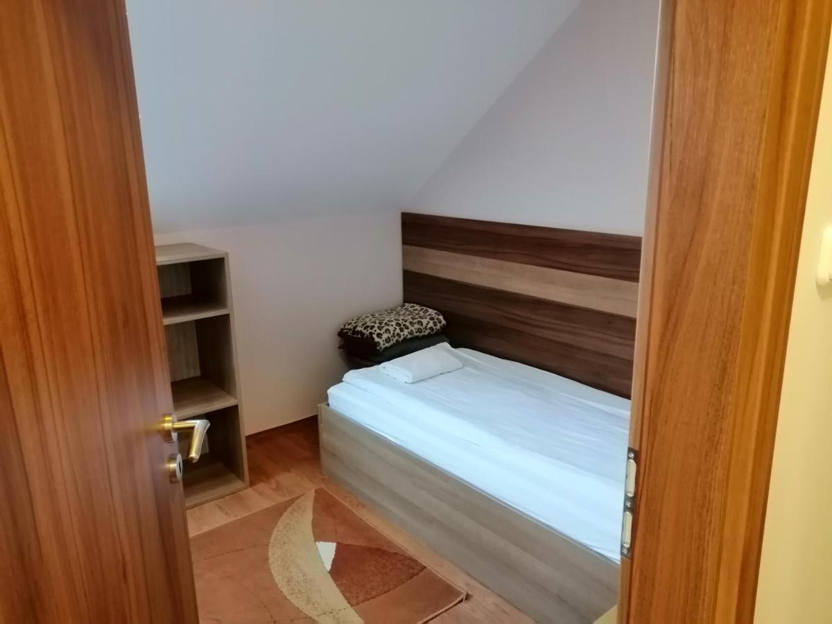 Csipkehaz Apartman Cserkeszőlő Екстериор снимка