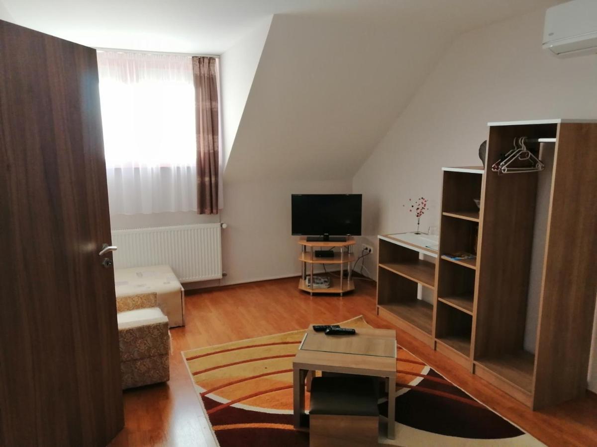Csipkehaz Apartman Cserkeszőlő Екстериор снимка