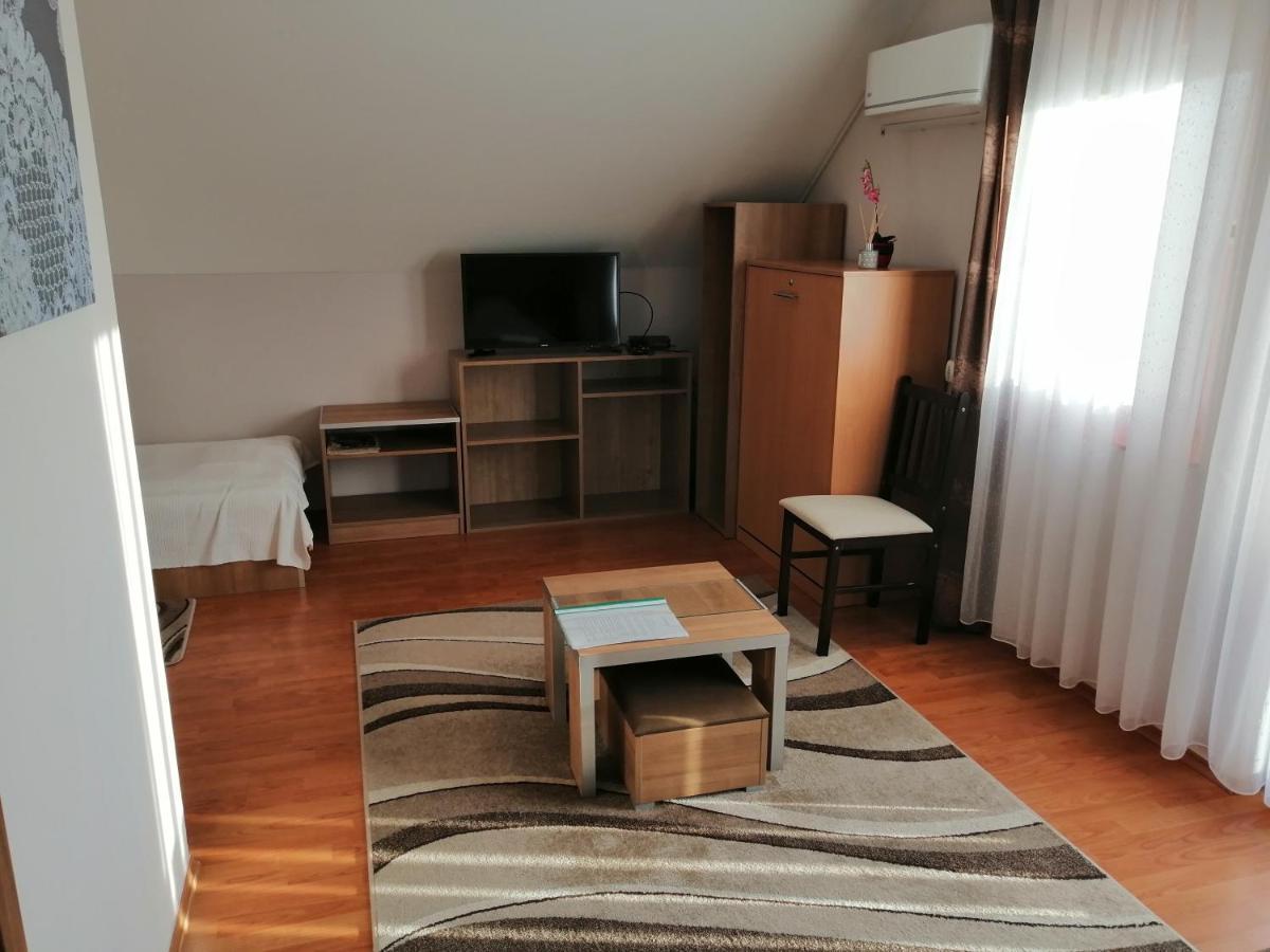 Csipkehaz Apartman Cserkeszőlő Екстериор снимка