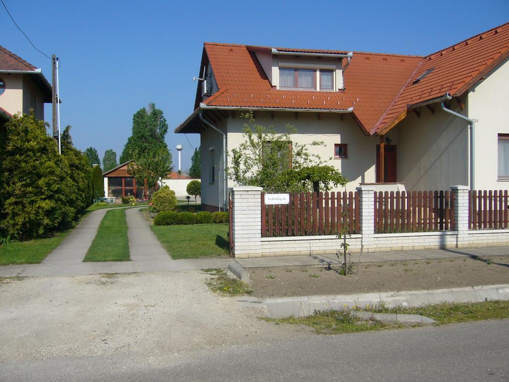 Csipkehaz Apartman Cserkeszőlő Екстериор снимка