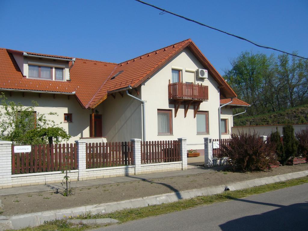 Csipkehaz Apartman Cserkeszőlő Екстериор снимка